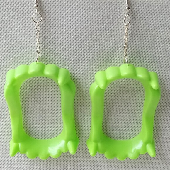 🎯 10 for $12 / Green Vampire Teeth Earrings, Dangle Earrings - Picture 1 of 10